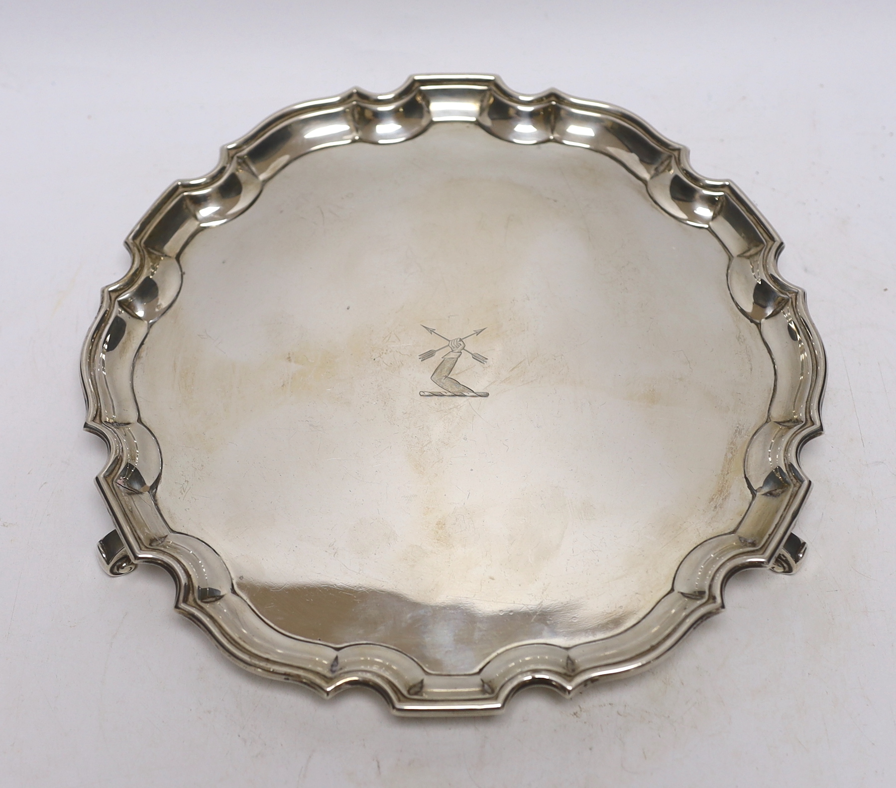 A George V silver salver, with pie crust border, Adie Brothers, Birmingham, 1932, 25.6cm, 19.6oz.